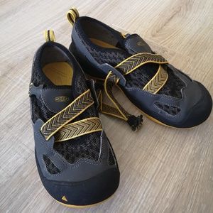 Waterproof kid's shoes